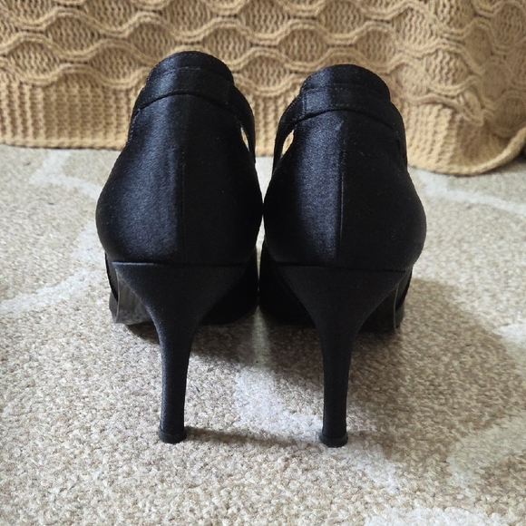 Stuart Weitzman Black Satin Peep-Toe Pumps w/ Rhinestone Bow - Size 8 - Picture 6 of 10